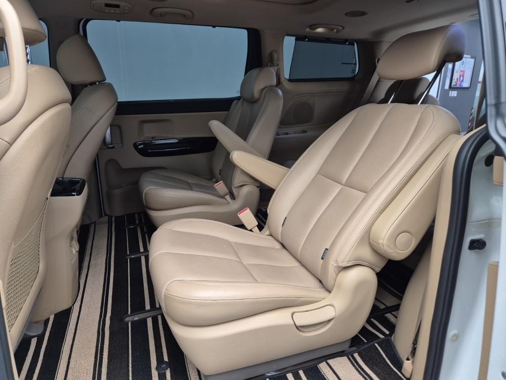 KIA Carnival - Vista 12