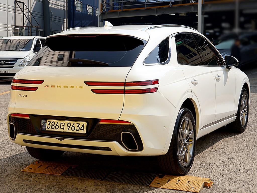 Genesis GV70 - Vista 7