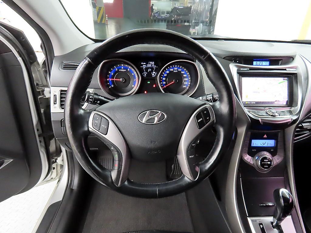 HYUNDAI Avante - Vista 9