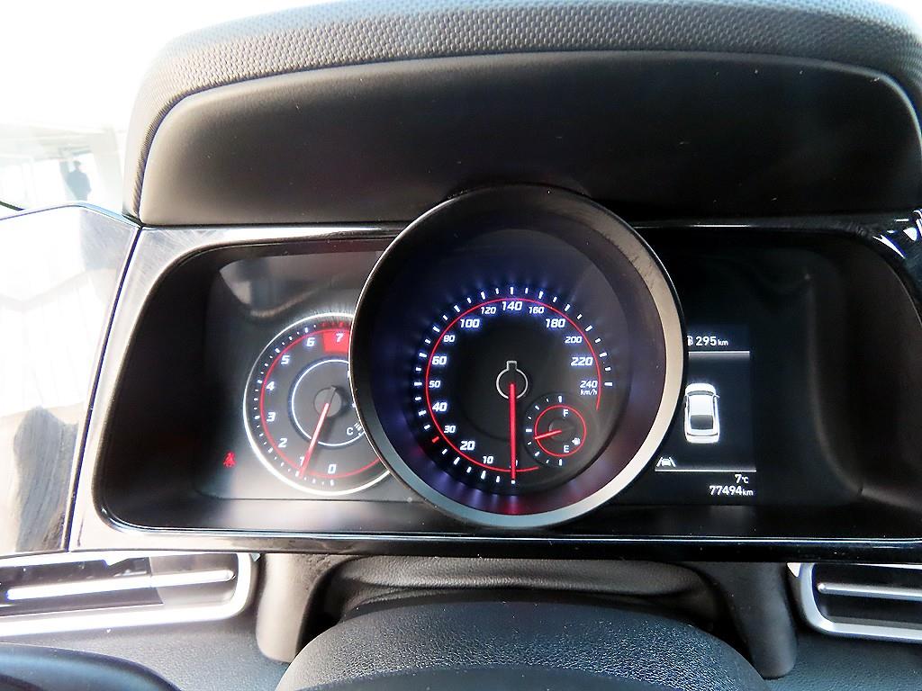 HYUNDAI Avante - Vista 9