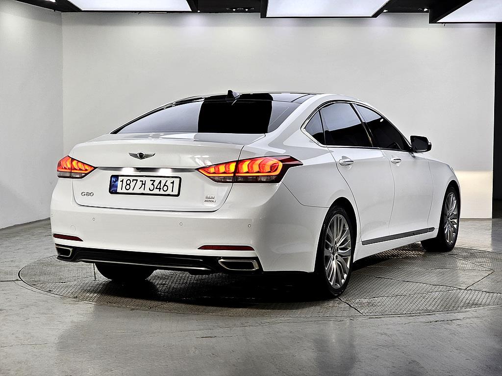 HYUNDAI Genesis - Vista 4