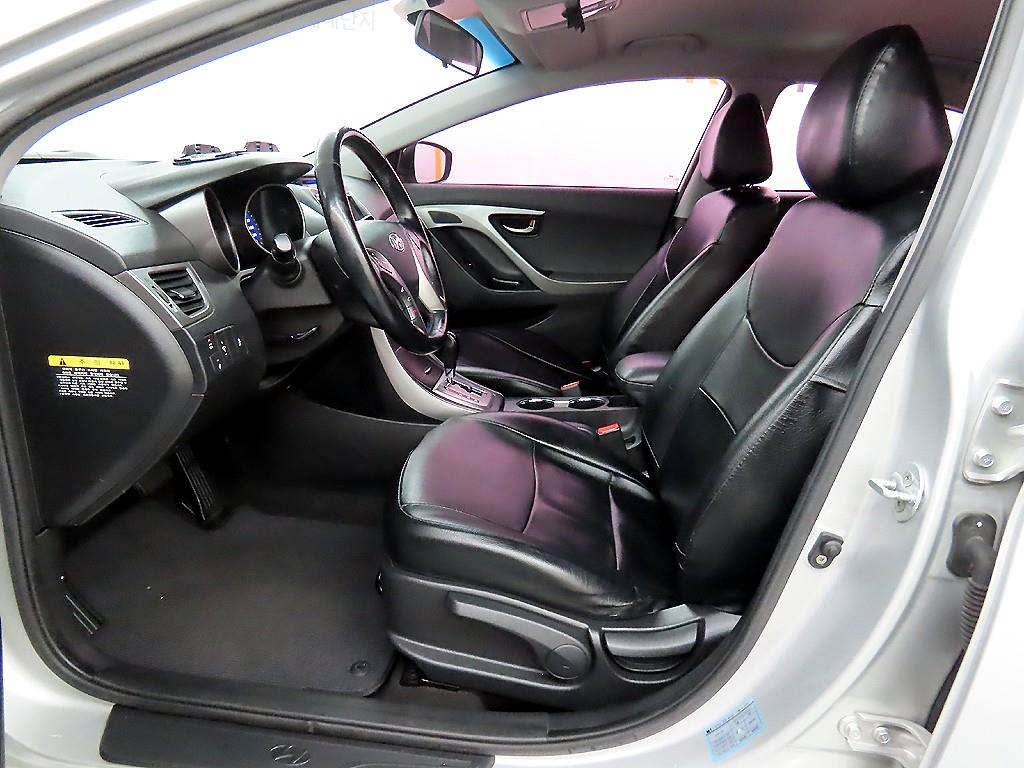 HYUNDAI Avante - Vista 5