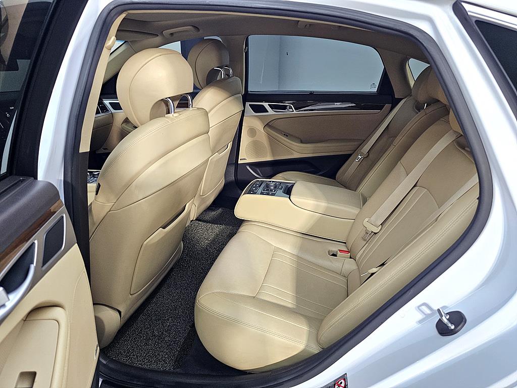 HYUNDAI Genesis - Vista 8