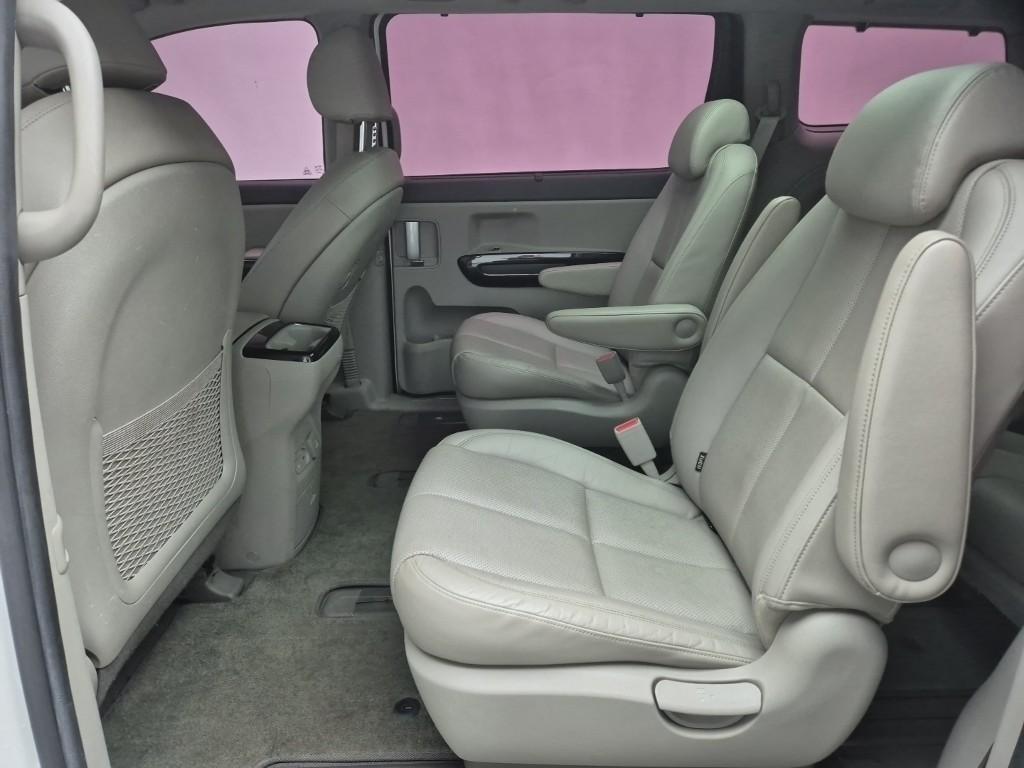 KIA Carnival - Vista 12