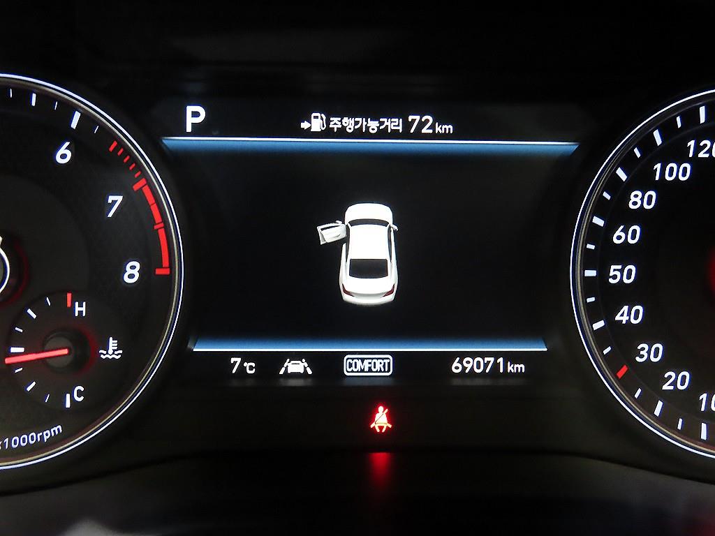 Genesis G70 - Vista 9