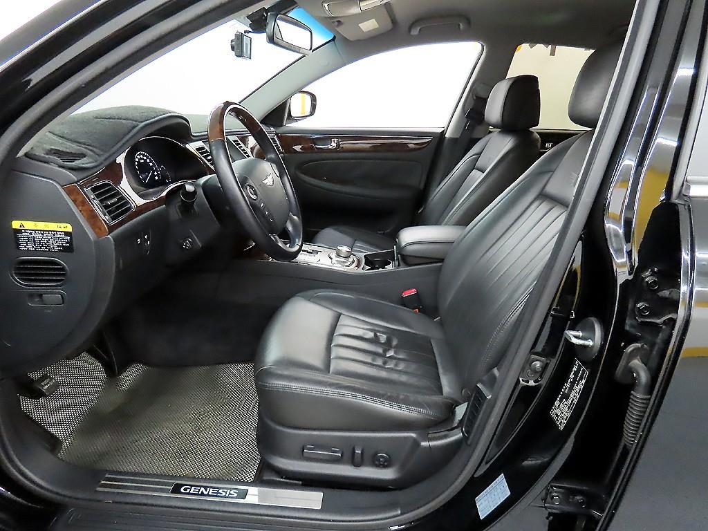 HYUNDAI Genesis - Vista 5