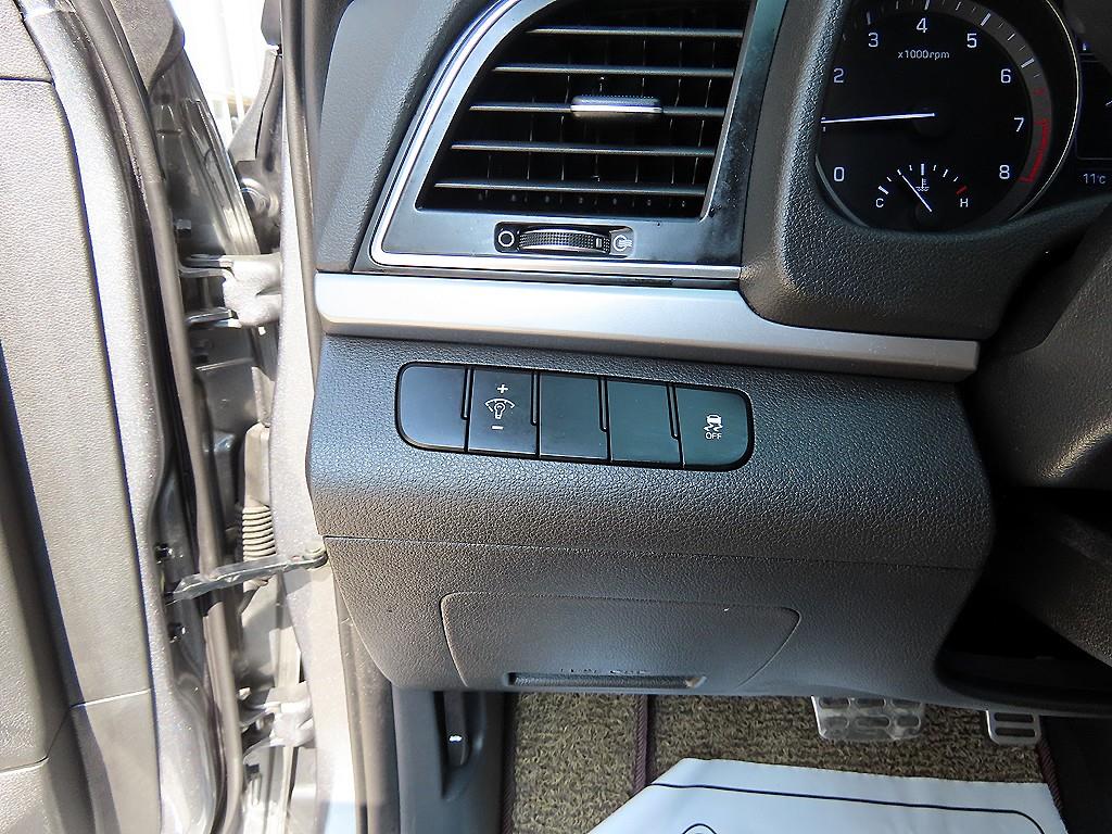 HYUNDAI Avante - Vista 12