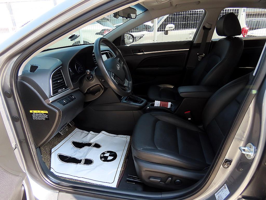 HYUNDAI Avante - Vista 5