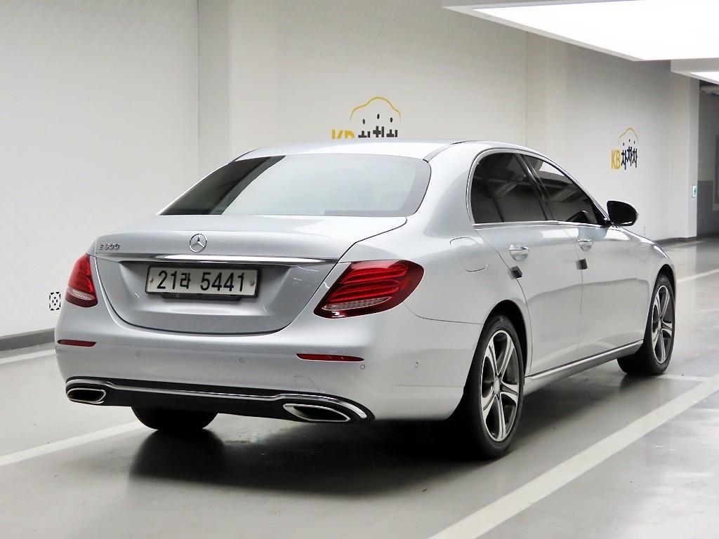 Mercedes Benz E class - Vista 4