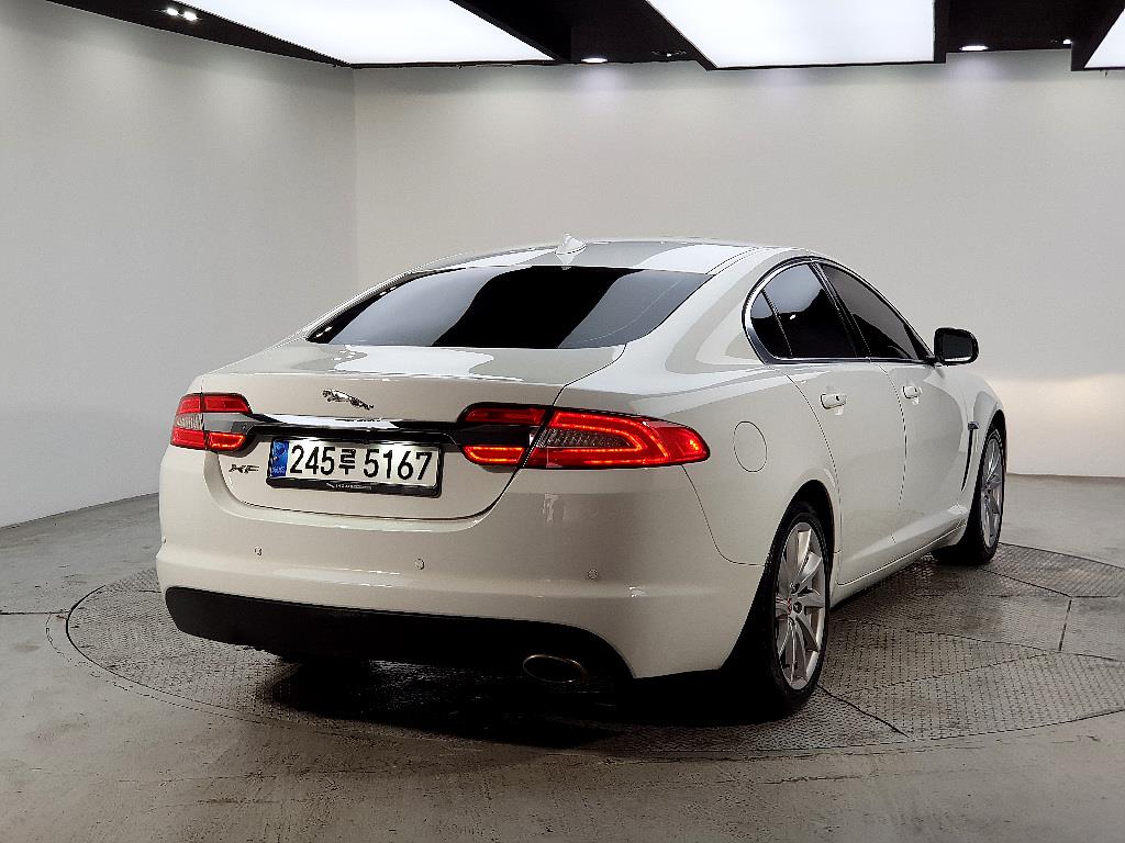 Jaguar XF - Vista 4