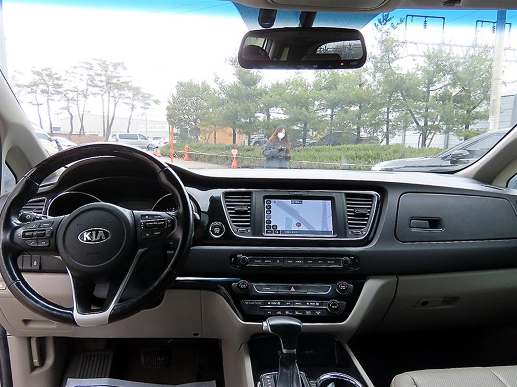 KIA Carnival - Vista 8