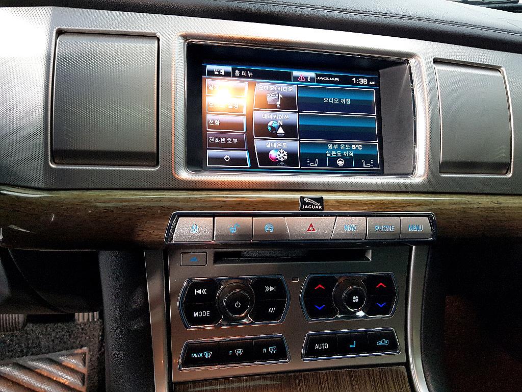 Jaguar XF - Vista 12