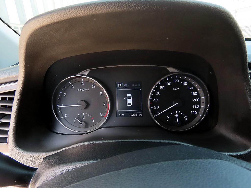 HYUNDAI Avante - Vista 9