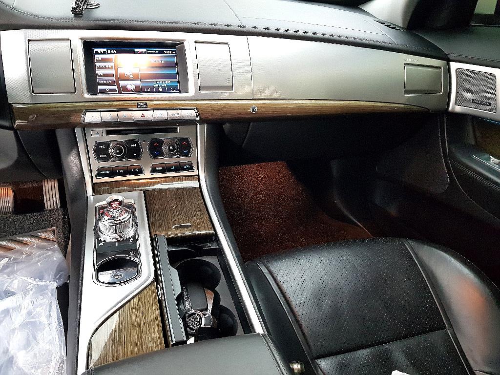 Jaguar XF - Vista 10