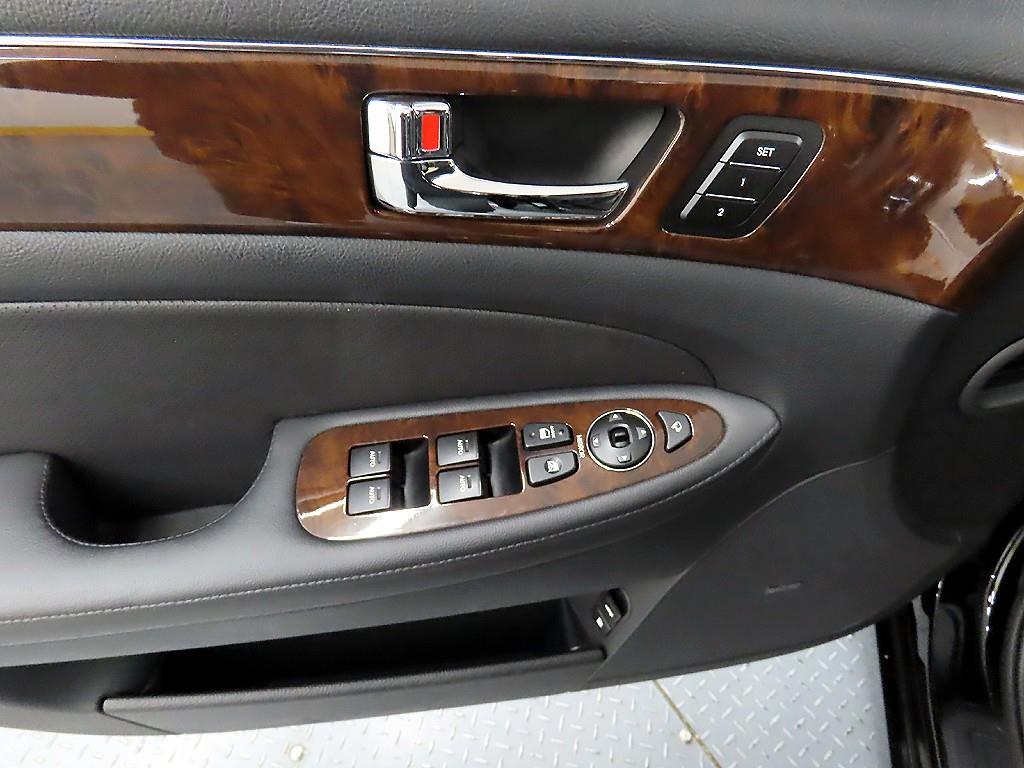 HYUNDAI Genesis - Vista 11