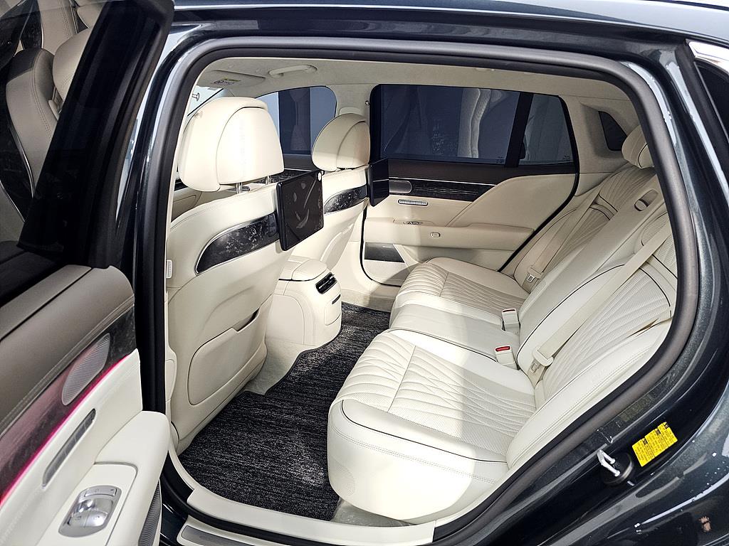 Genesis G90 - Vista 9