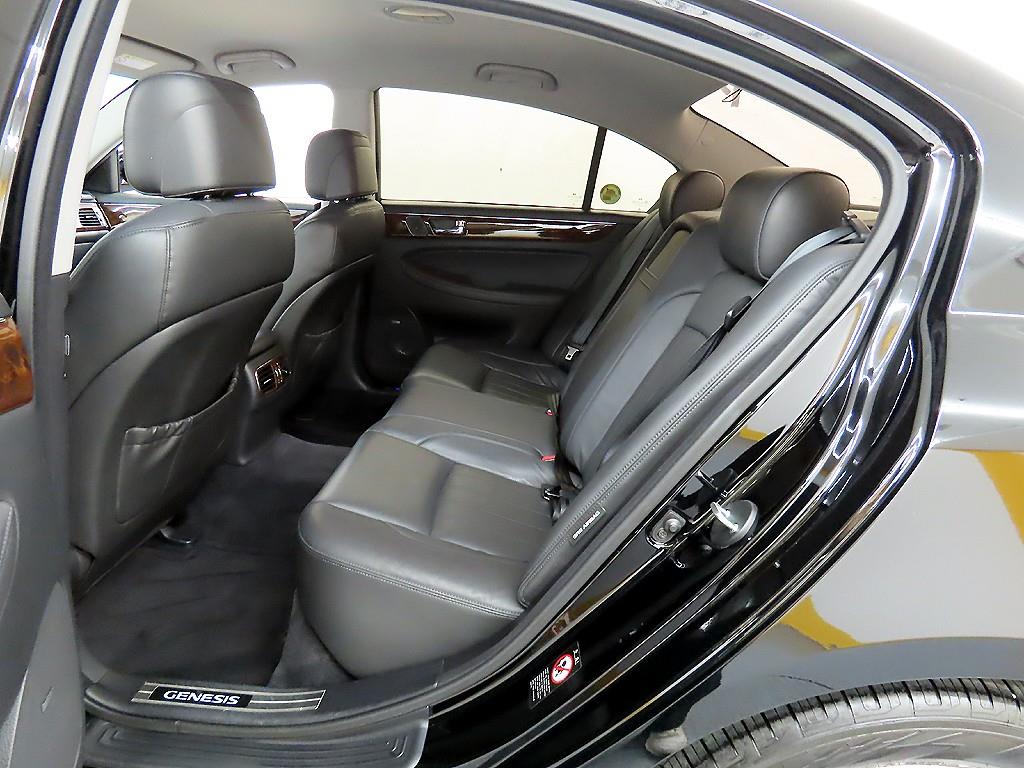 HYUNDAI Genesis - Vista 6