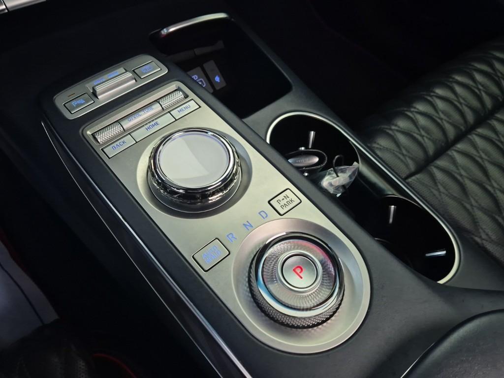 Genesis GV70 - Vista 8