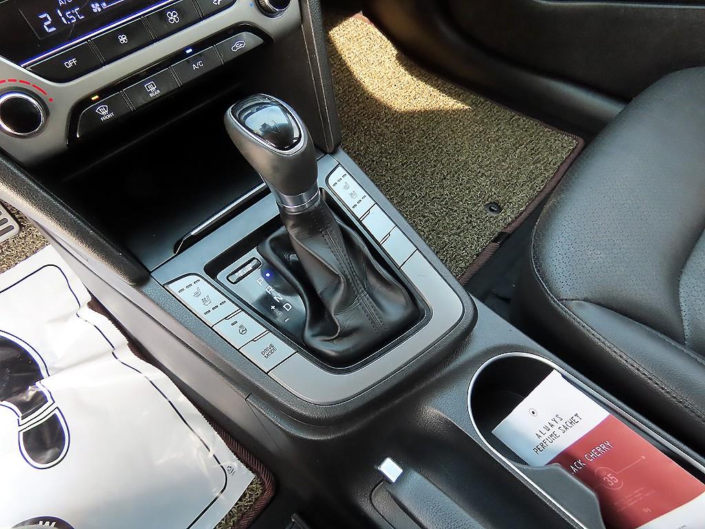 HYUNDAI Avante - Vista 10