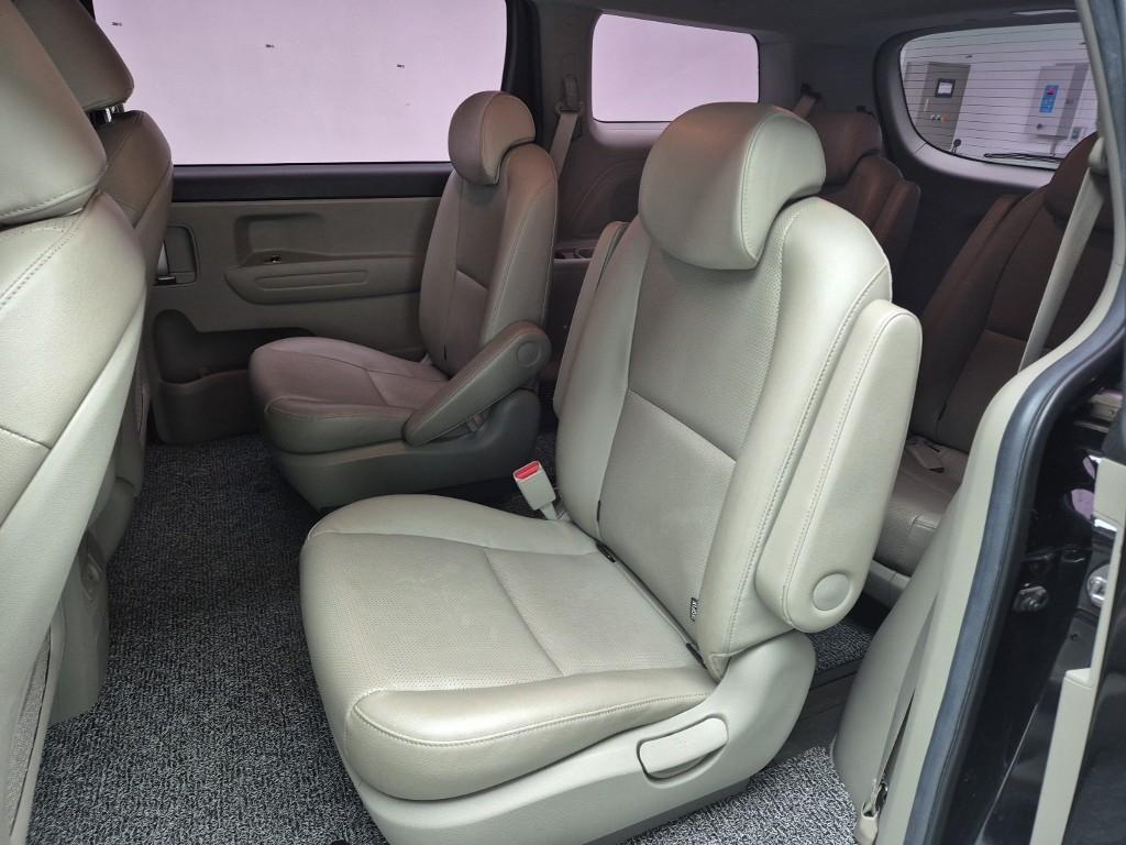 KIA Carnival - Vista 12