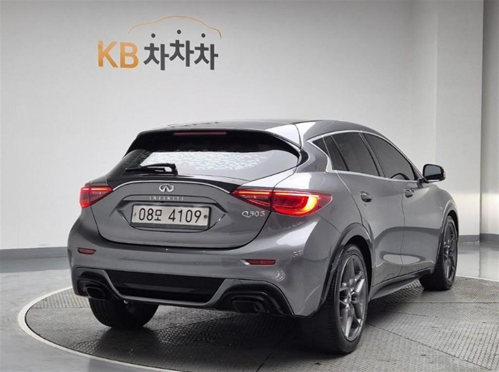 Infiniti Q - Vista 4