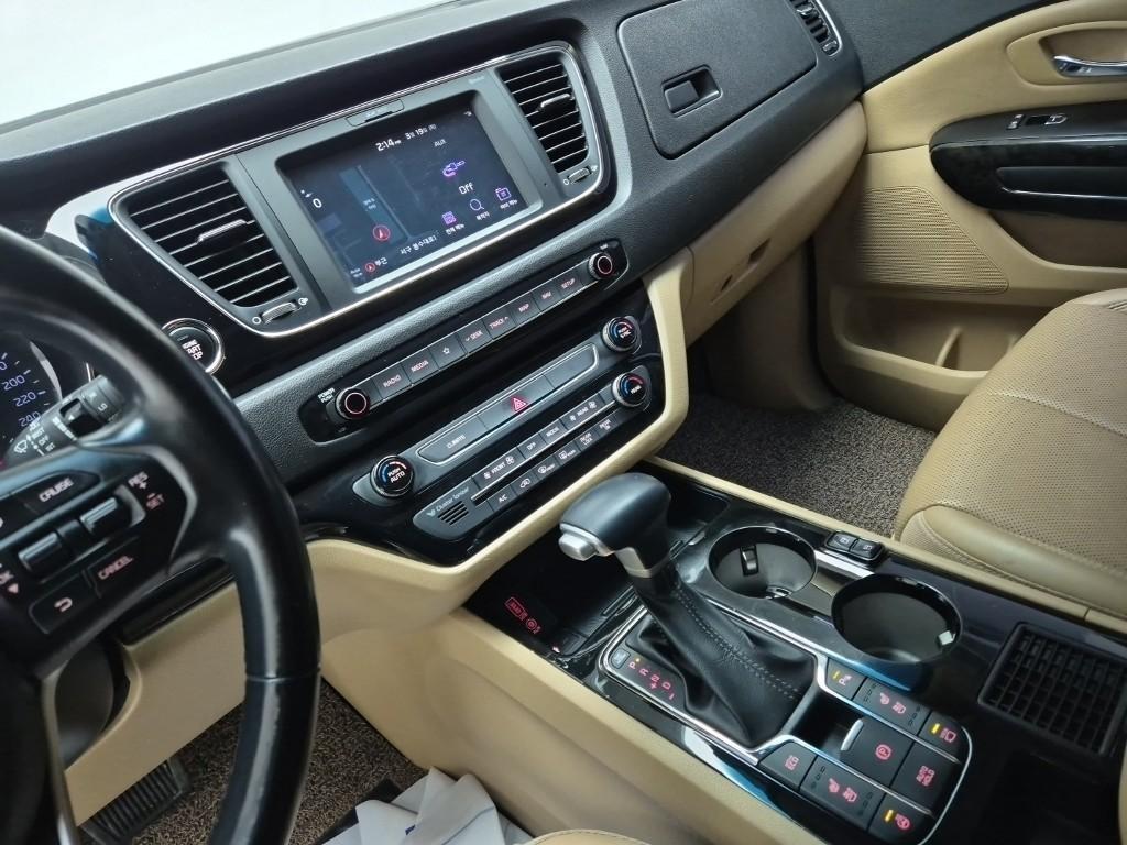 KIA Carnival - Vista 10