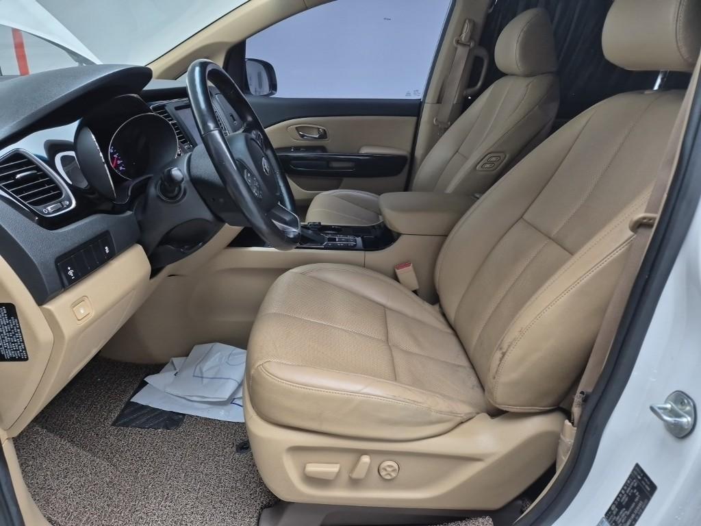 KIA Carnival - Vista 11