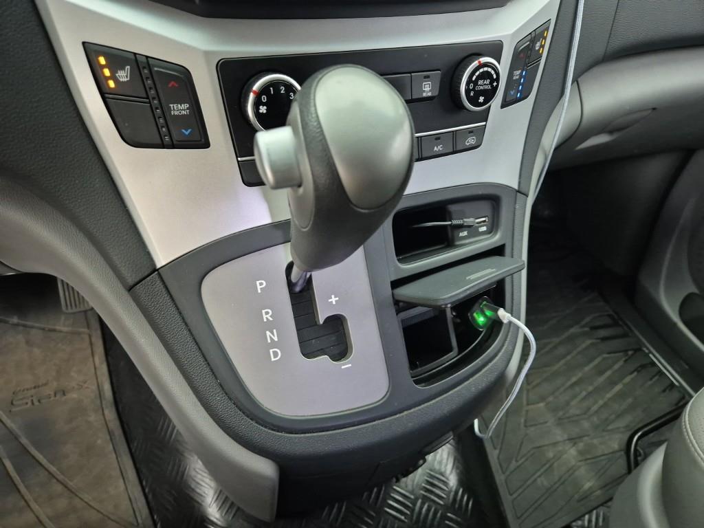 HYUNDAI Starex - Vista 8