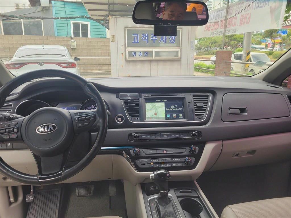KIA Carnival - Vista 8