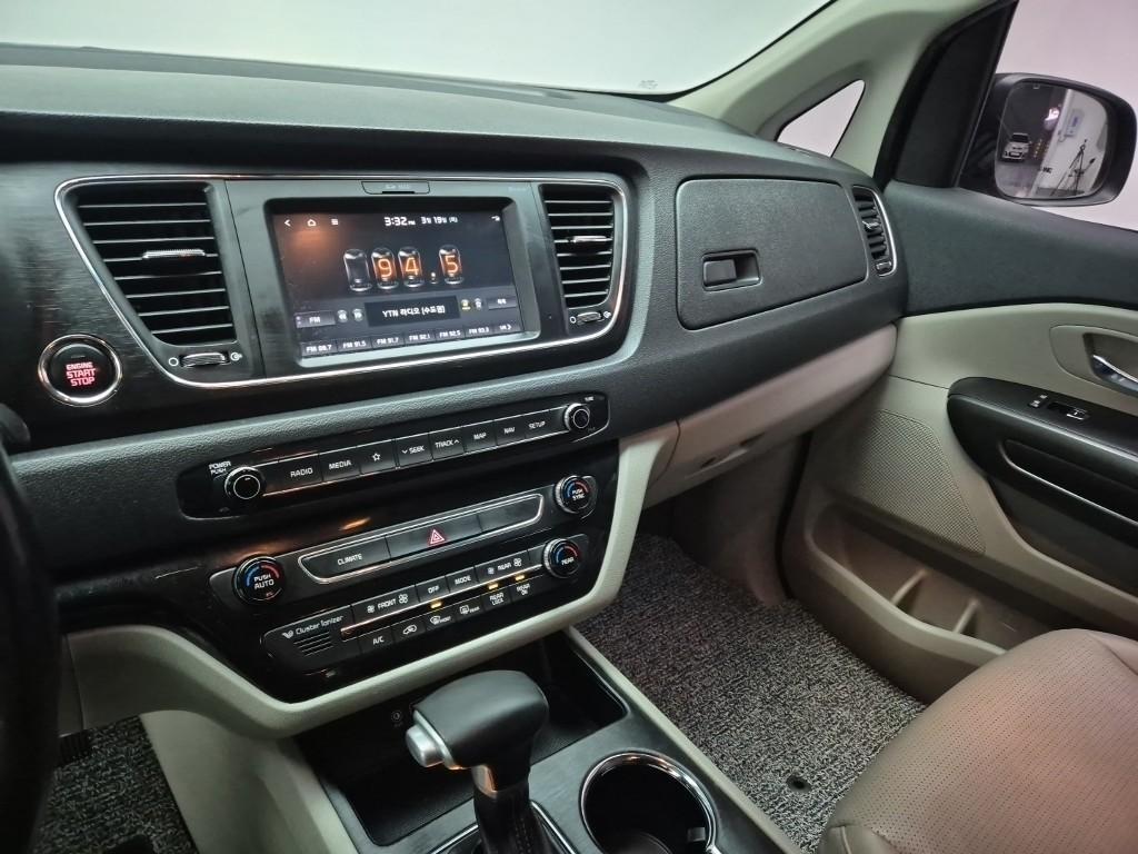 KIA Carnival - Vista 10