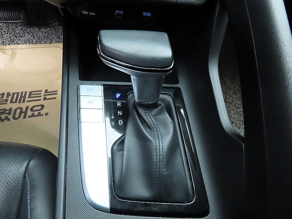 HYUNDAI Avante - Vista 10