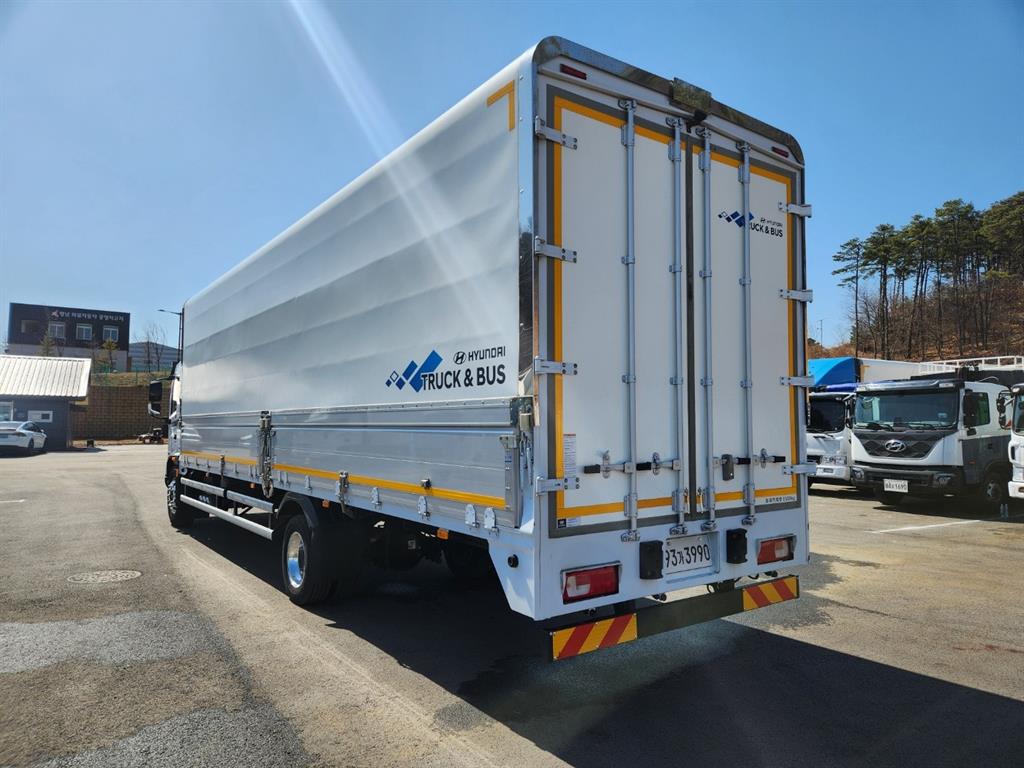 medium and large cargo truck - Vista 9