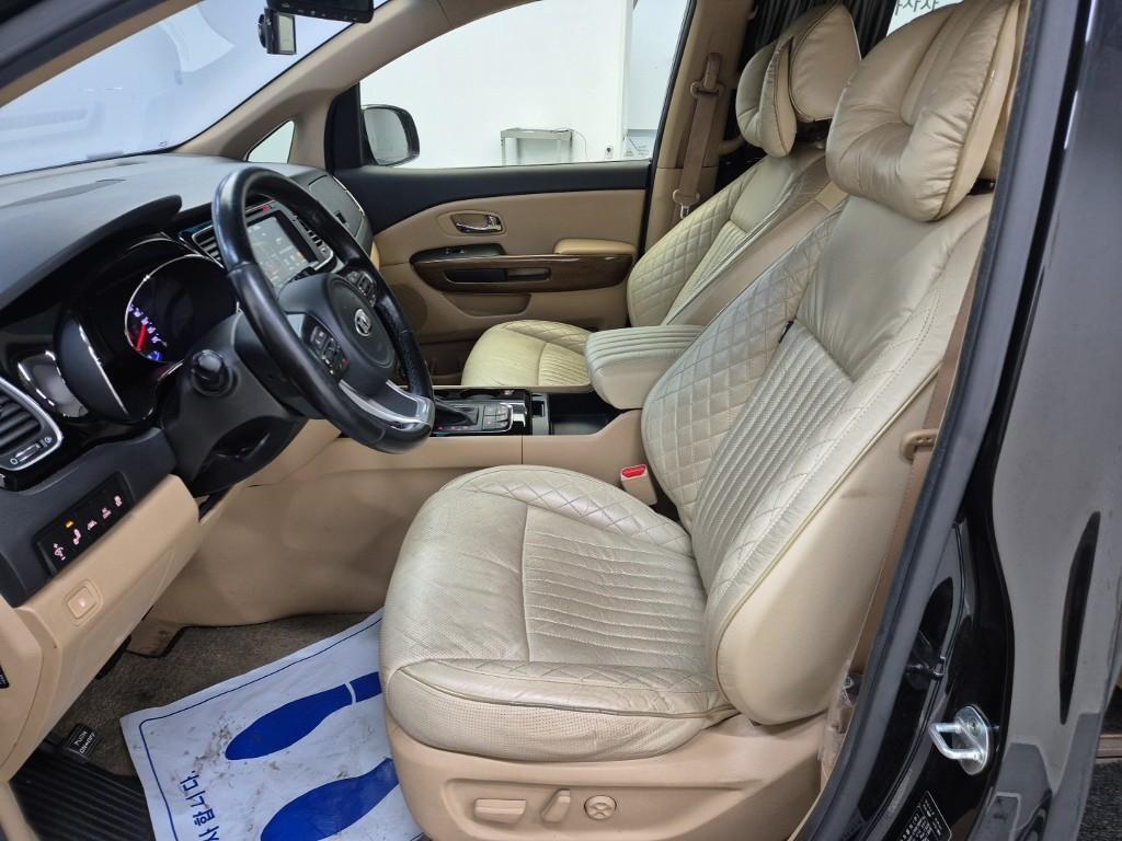 KIA Carnival - Vista 11