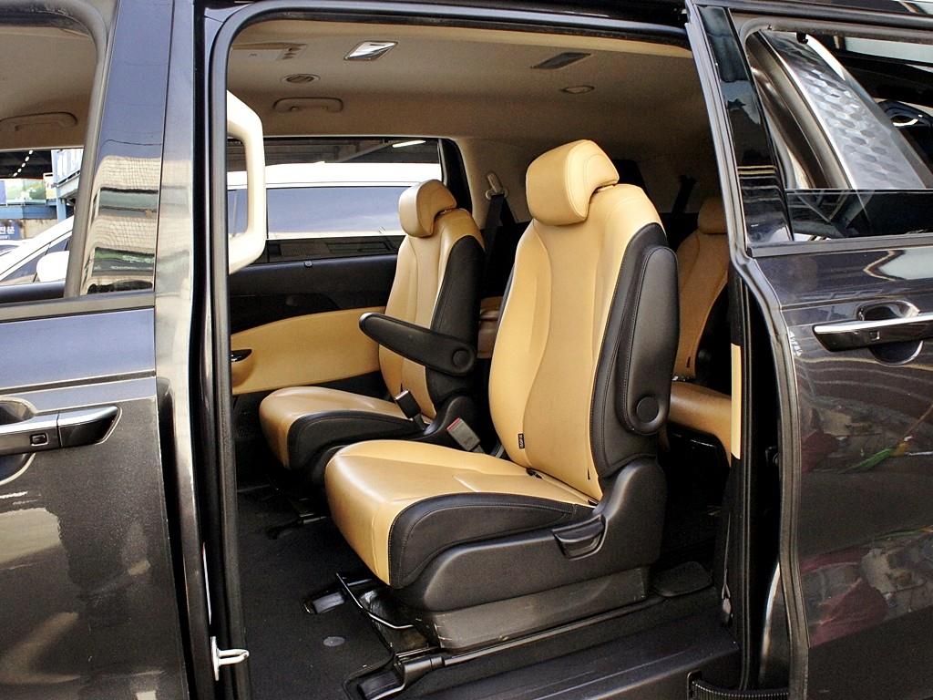 KIA Carnival - Vista 11