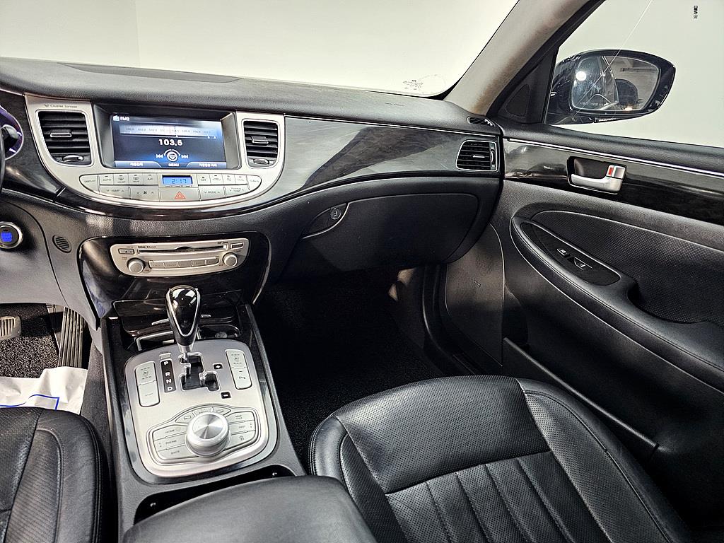 HYUNDAI Genesis - Vista 10