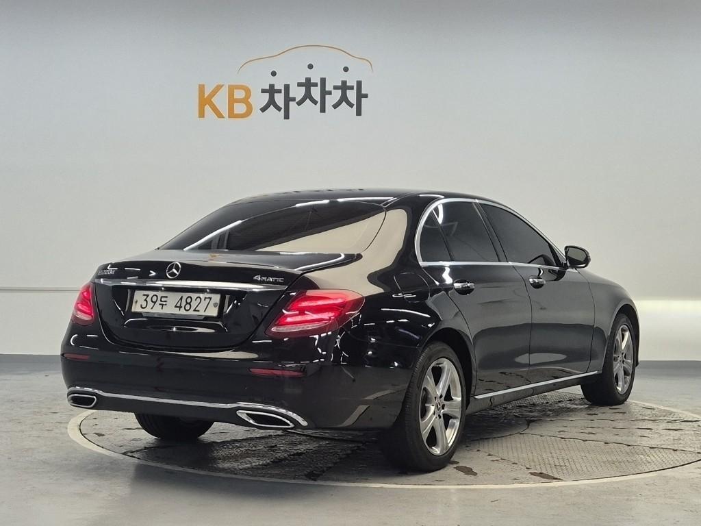 Mercedes Benz E class - Vista 4