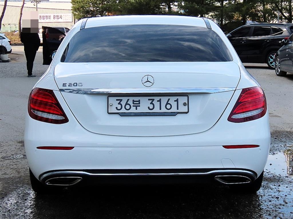 Mercedes Benz E class - Vista 4