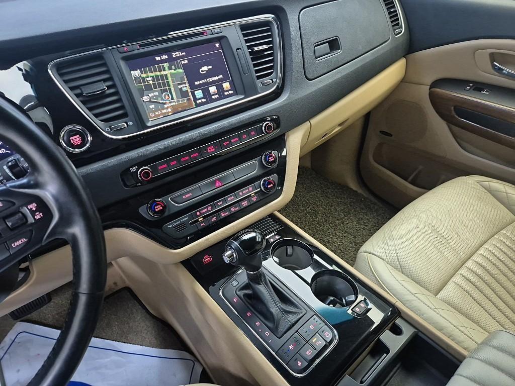 KIA Carnival - Vista 10