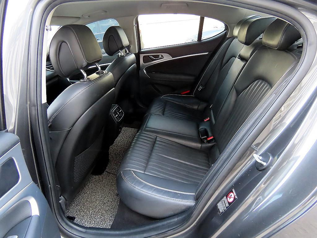 Genesis G70 - Vista 6