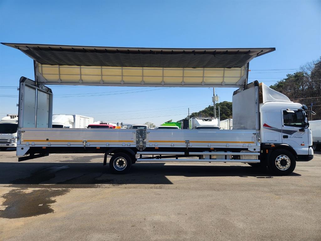 medium and large cargo truck - Vista 11