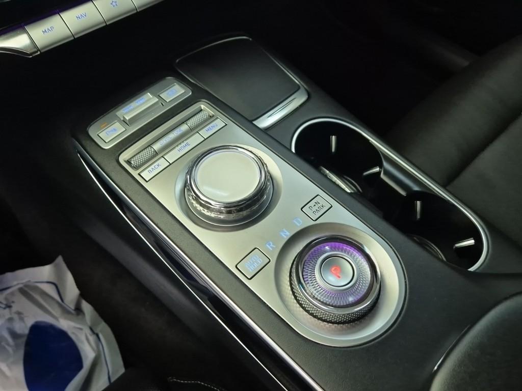 Genesis GV70 - Vista 8