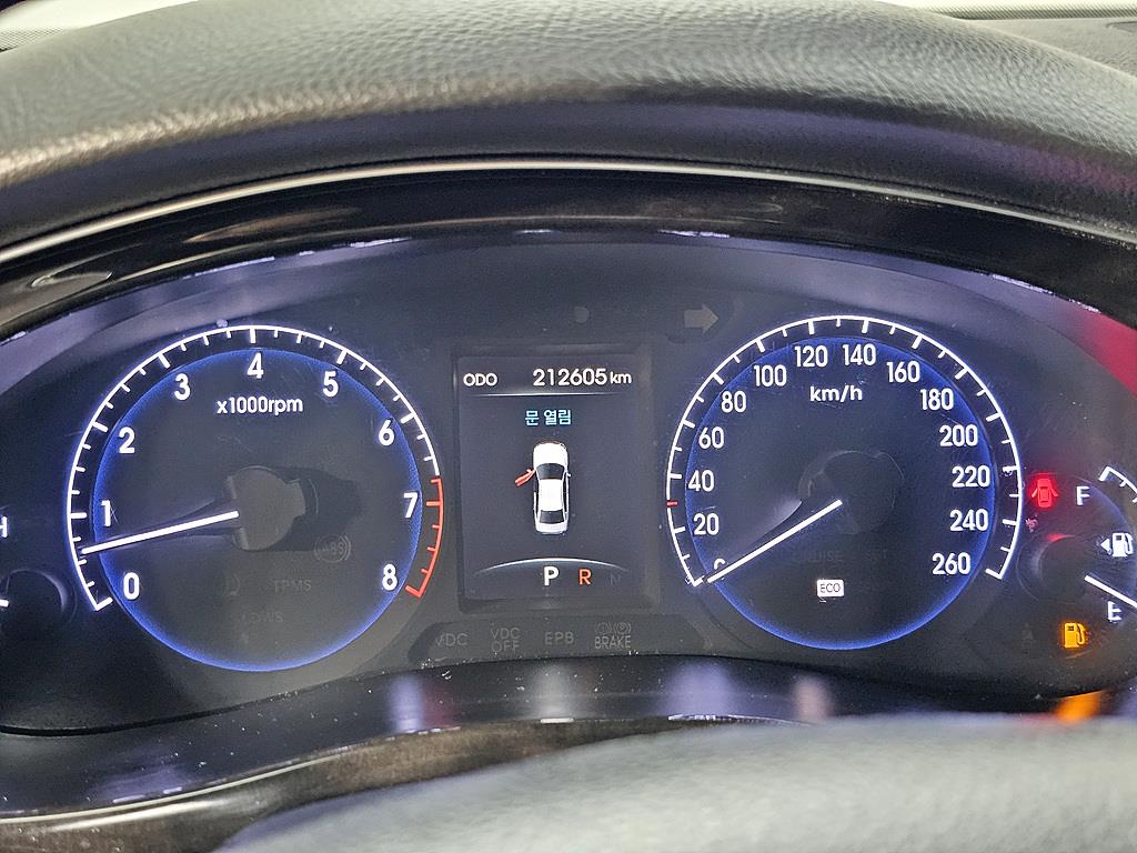 HYUNDAI Genesis - Vista 7