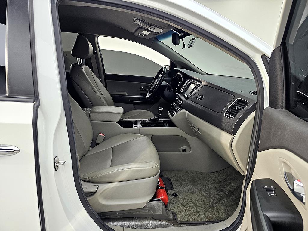 KIA Carnival - Vista 11