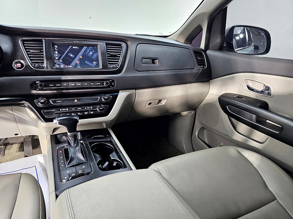 KIA Carnival - Vista 10