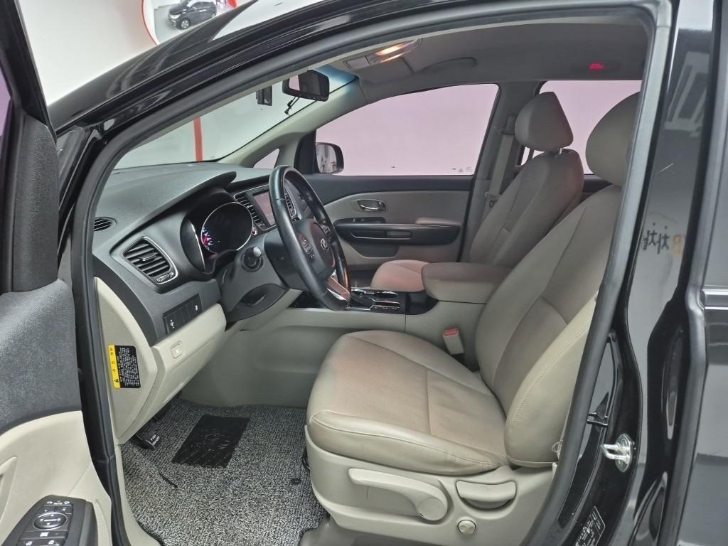 KIA Carnival - Vista 11