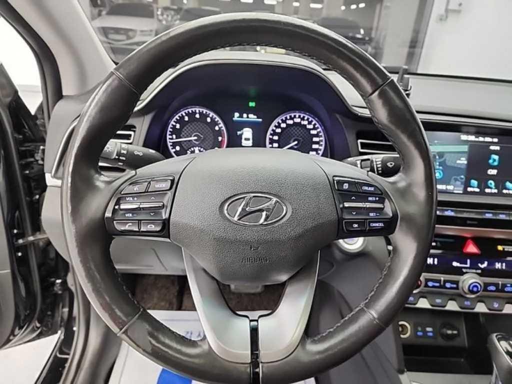 HYUNDAI Avante - Vista 9