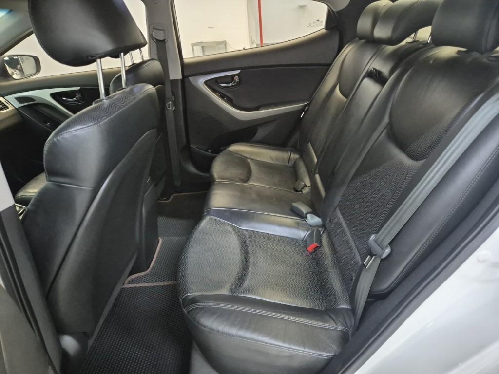 HYUNDAI Avante - Vista 12