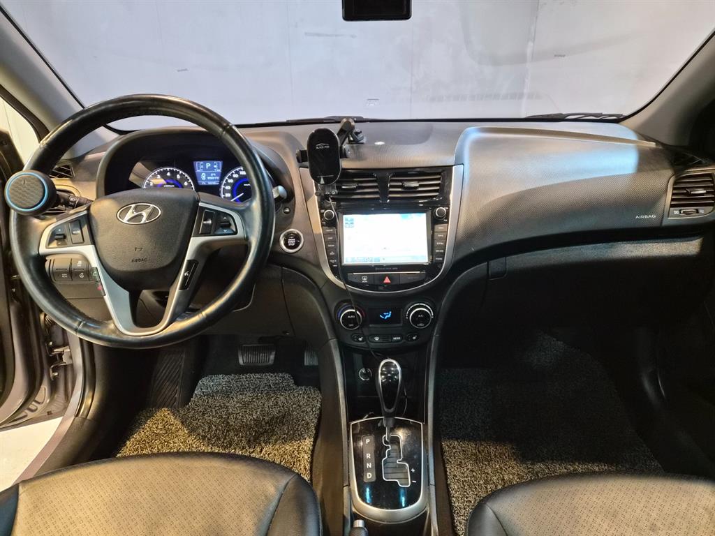 HYUNDAI Accent - Vista 7