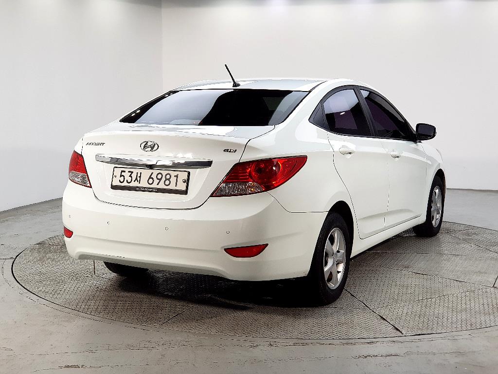 HYUNDAI Accent - Vista 4