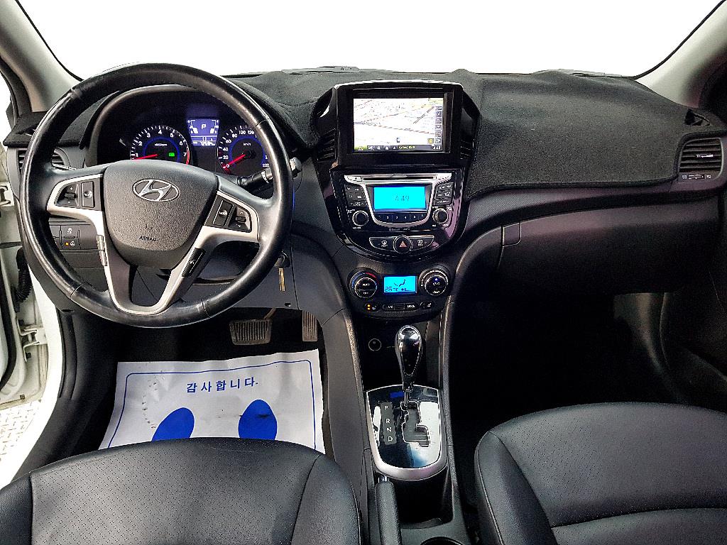 HYUNDAI Accent - Vista 5